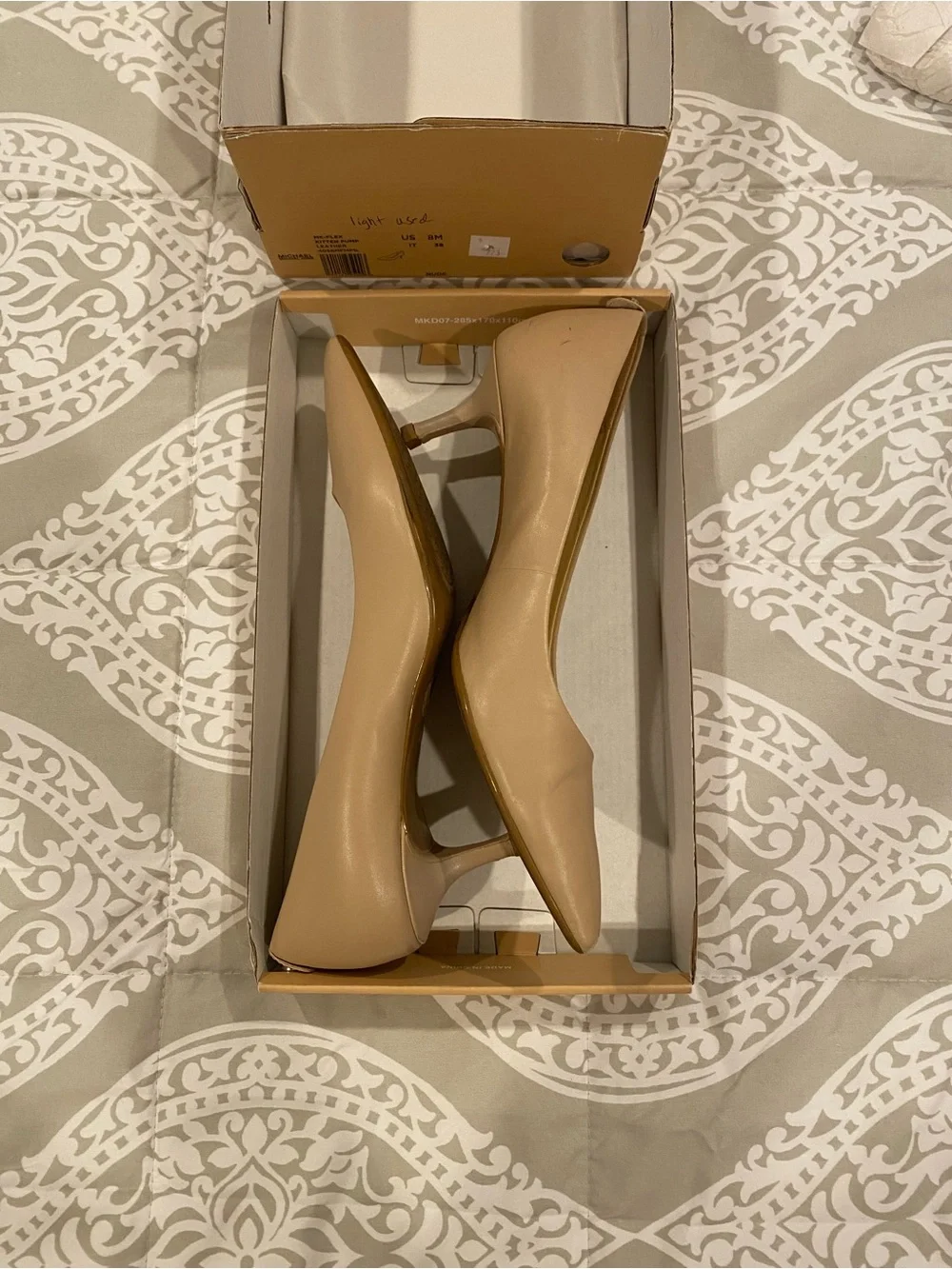 *used* Michael Kors Kitten Heel flex pumps.